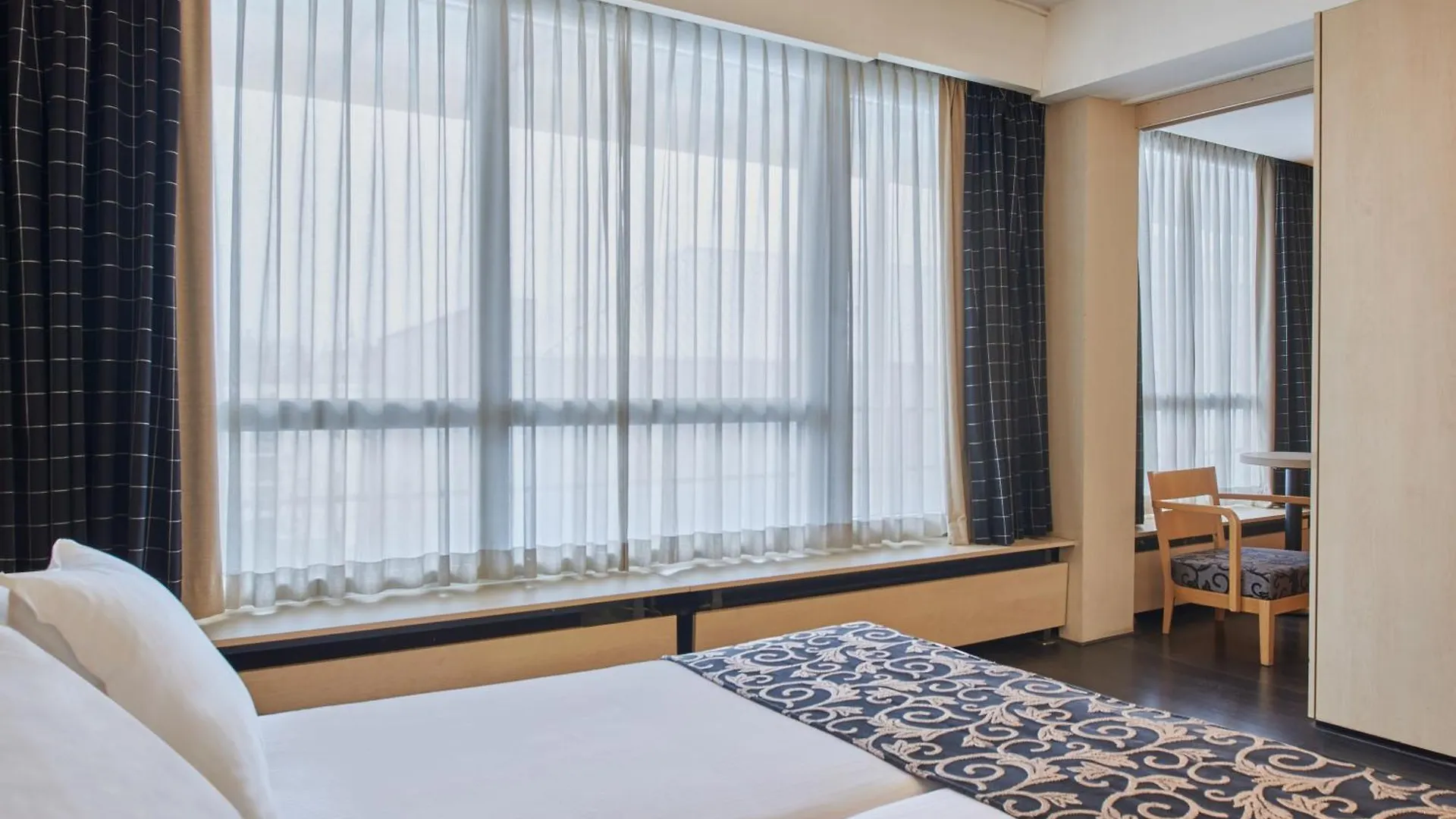 Theater Hotel Amberes 4*,  Bélgica