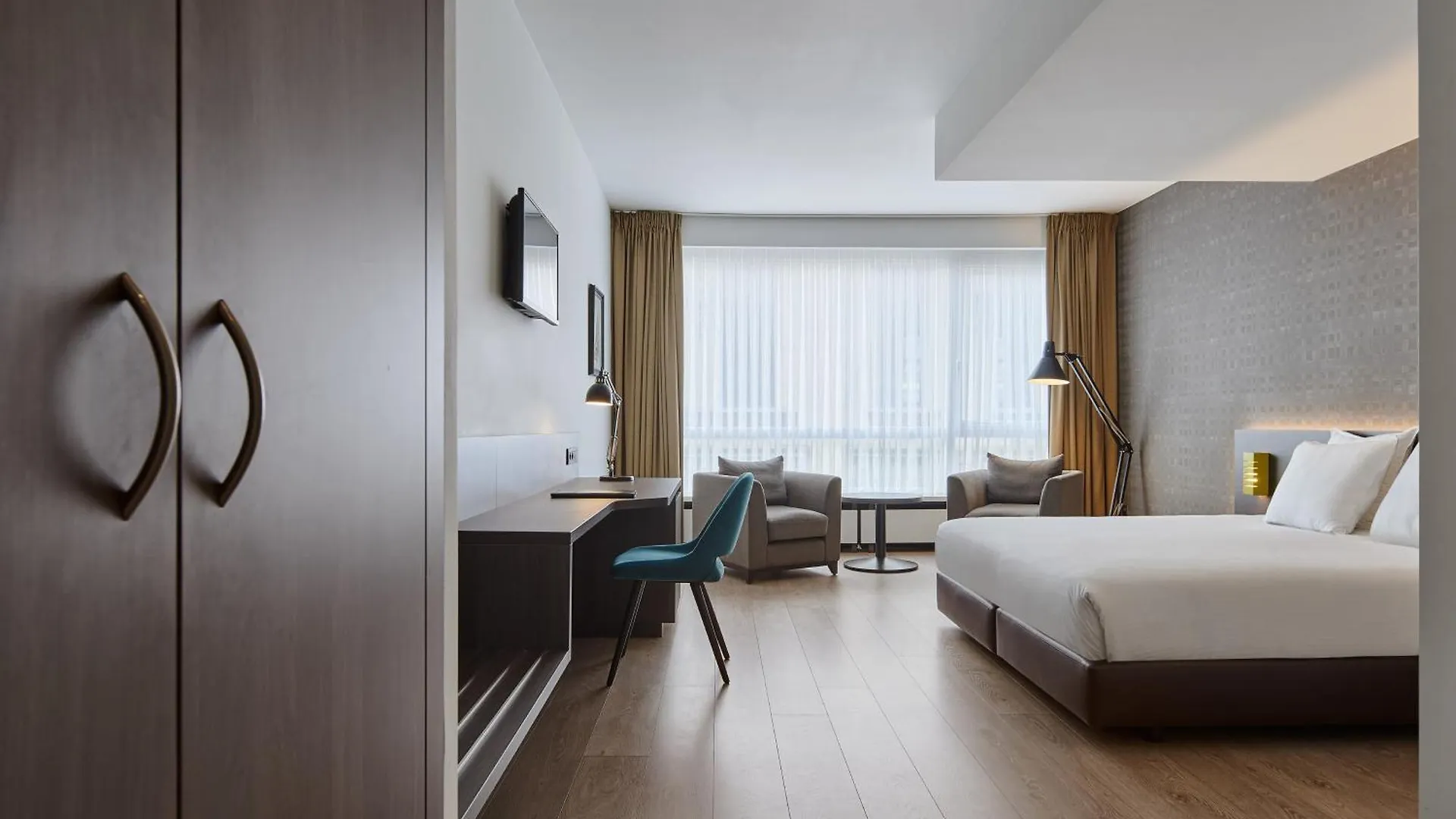 Theater Hotel Amberes 4*,