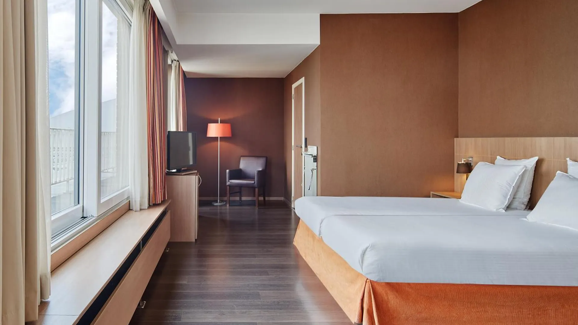 Theater Hotel Amberes 4*,